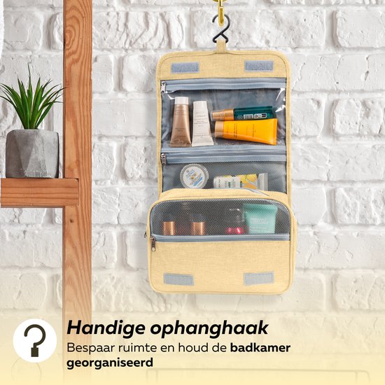 Beige toilettas met ophanghaak en diverse vakken, gevuld met toiletartikelen, hangt aan een muur.