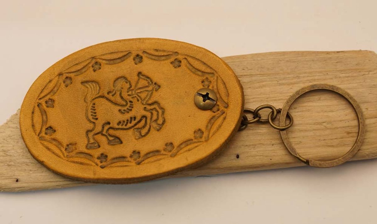 Leren beige sterrenbeelden sleutelhanger " BOOGSCHUTTER " datums 22 november – 21 december - SAGITTARIUS zodiac sign keyring - sterrenbeeld keyring - verjaardags cadeau sterrenbeelden sleutelhangers - lederen sleutelhangers dierenriem