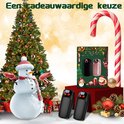Zwarte en roségouden handwarmers naast een kerstboom, sneeuwpop en kerstcadeaus. Cadeaubox met "100" erop.