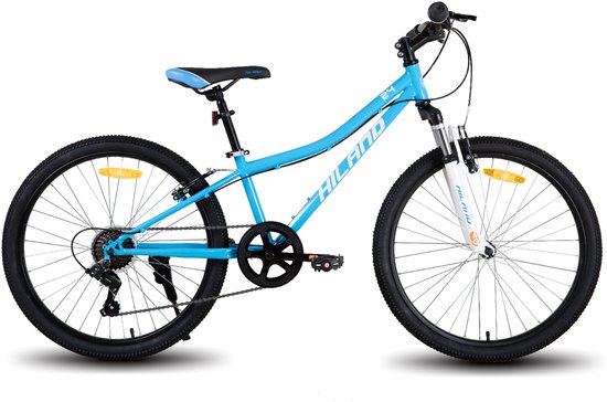 Blauwe Hiland tienerfiets met 24 inch wielen, zwart zadel en zilverkleurige versnellingsnaaf.
