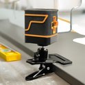 Zwarte en oranje laserwaterpas met roosterpatroon op een klembevestiging.