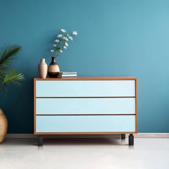 Een lichte commode met blauwe lades, ondersteund door zwarte, vierkante meubelpoten.