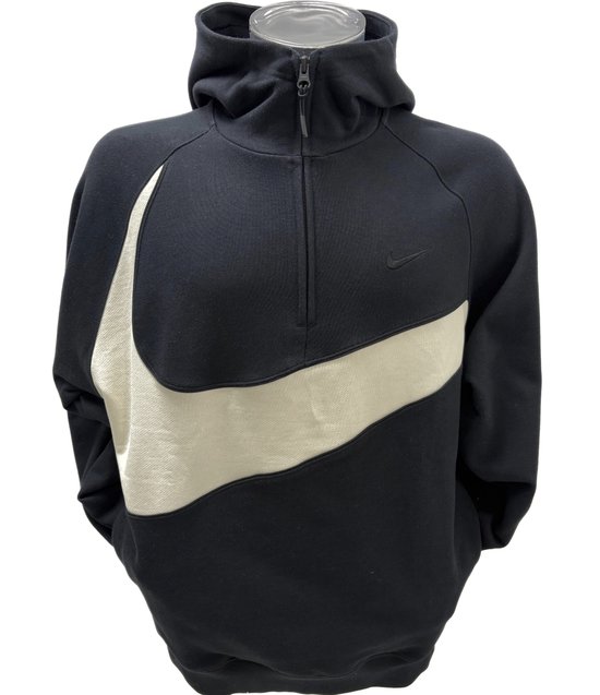 Zwarte Nike hoodie met halve rits, grote zilveren swoosh op de voorkant en een Nike logo.