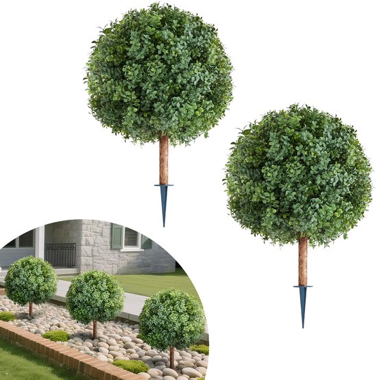 Twee bolvormige kunstplanten met grondpen, en een rij van drie in een tuinlandschap.