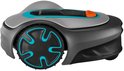 Robotmaaier met grijze en turkooizen accenten, een groot wiel en oranje stopknop.
