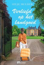 Een vrouw met bruine hoed en oranje blouse, witte broek, draagt een koffer en tassen, staat voor een landgoed met kasteel.