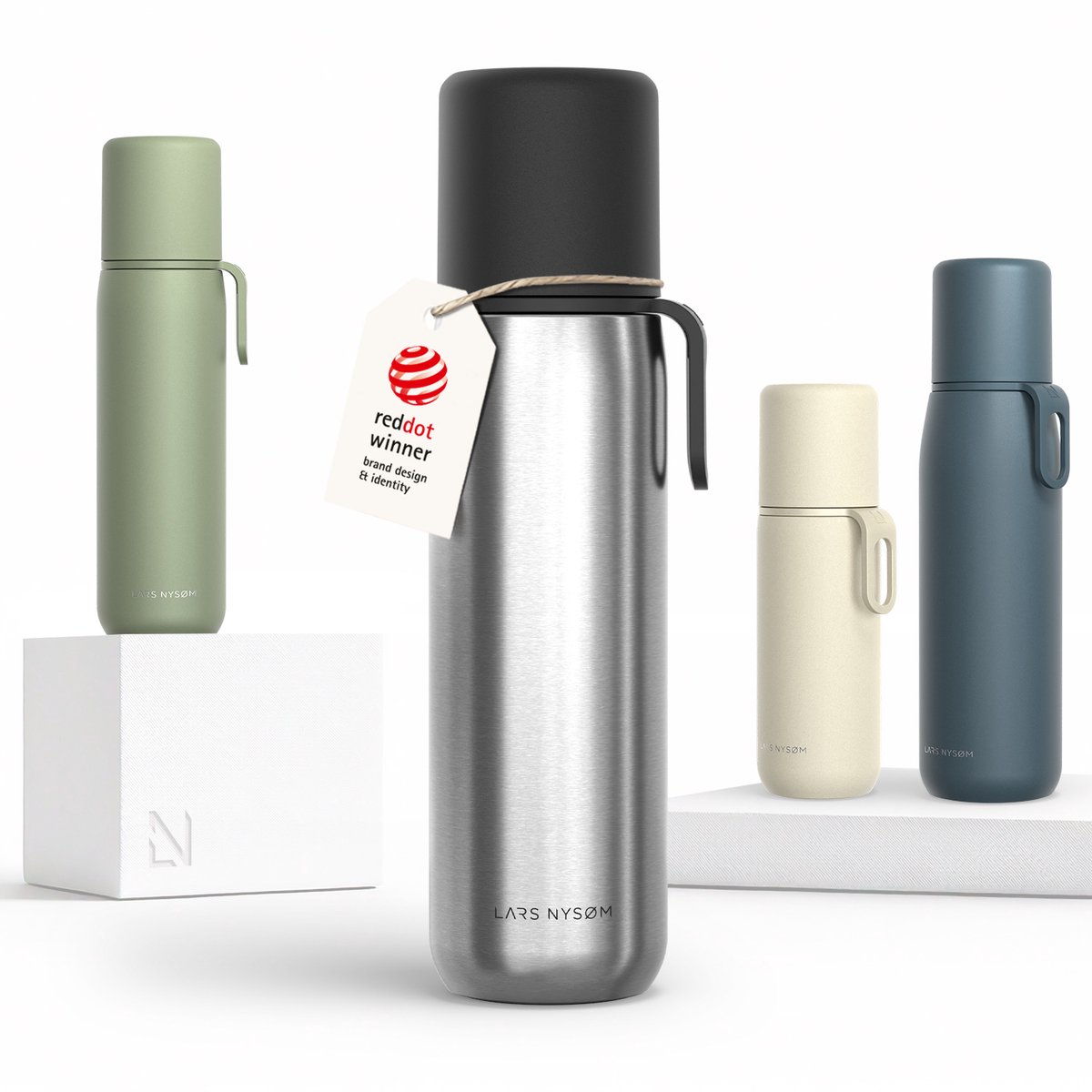 LARS NYSØM Roestvrijstalen Thermosfles - Dubbelwandige Geïsoleerde Drinkfles met Beker en Draagriem, Lekvrije Metalen Fles voor Reizen, Kantoor & Buitenactiviteiten (Stainless Steel)