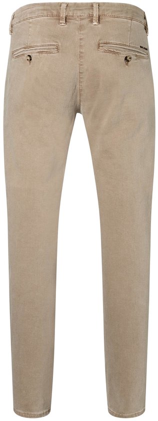 Achterkant van een beige Mac Jeans chino met moderne pasvorm, met MAC JEANS logo.