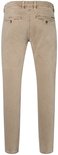 Achterkant van een beige Mac Jeans chino met moderne pasvorm, met MAC JEANS logo.