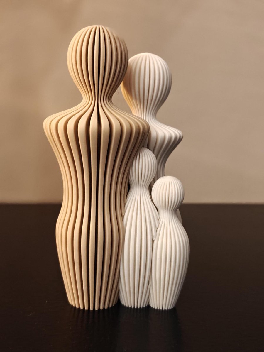 Modern Familie Beeldje – 14,5 cm – Abstract Design – Houten en Witte Kleuren – Gezinsbeeld met 2 Kinderen – Decoratief Beeld voor Woonkamer of Kantoor