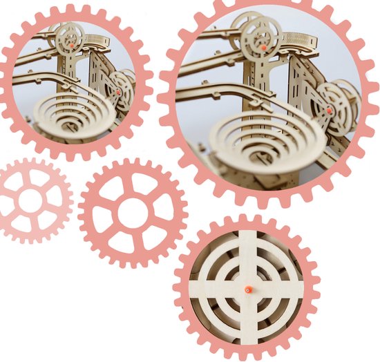 Houten knikkerbaan met tandwielen, trechters en spirale sporen, omgeven door grote roze tandwielen.
