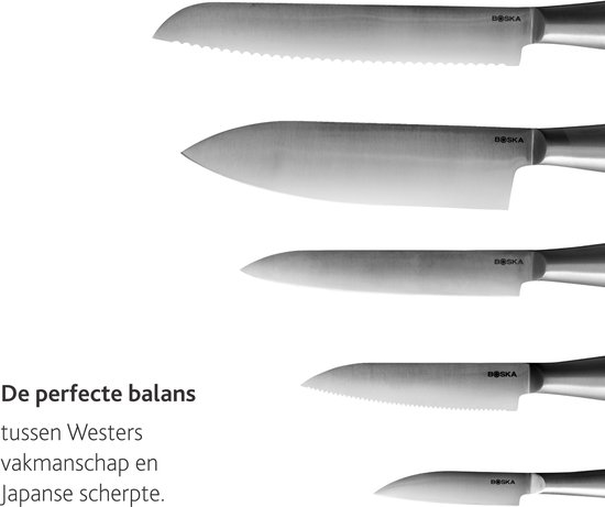 Vijf RVS messen met zilverkleurige handvatten, met tekst "De perfecte balans tussen Westers vakmanschap en Japanse scherpte."