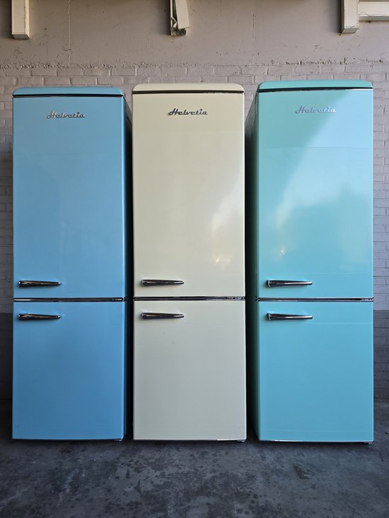 Drie Helvetia koelkasten naast elkaar: hemelsblauw, crème en groenblauw, met zilveren handgrepen.