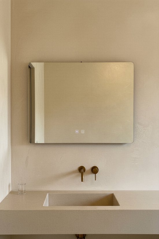 Verlichte rechthoekige spiegel met afgeronde hoeken, hangend boven een wastafel. Twee touch-knoppen in het midden.