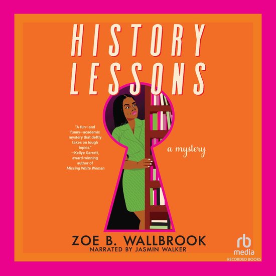 Boekcover van "History Lessons", een mysterie. Een vrouw in een groene jurk kijkt door een sleutelgat met boeken erachter. Titel en auteur zijn zichtbaar.