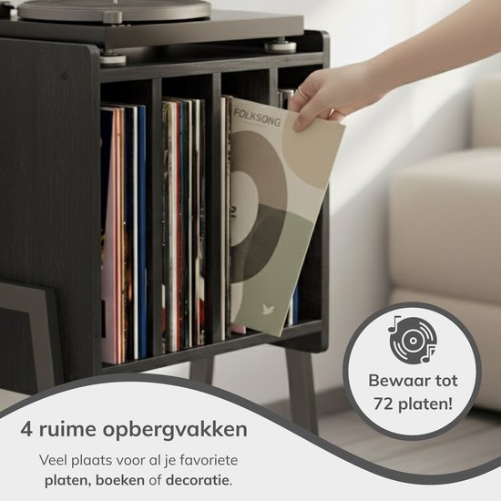 Close-up van opbergvakken van het zwarte vinyl opbergsysteem, een hand pakt een plaat.