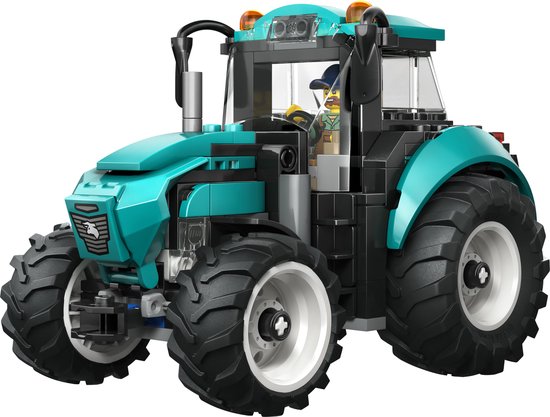 Felgroene tractor met grote banden, witte velgen en minifiguur in de cabine.
