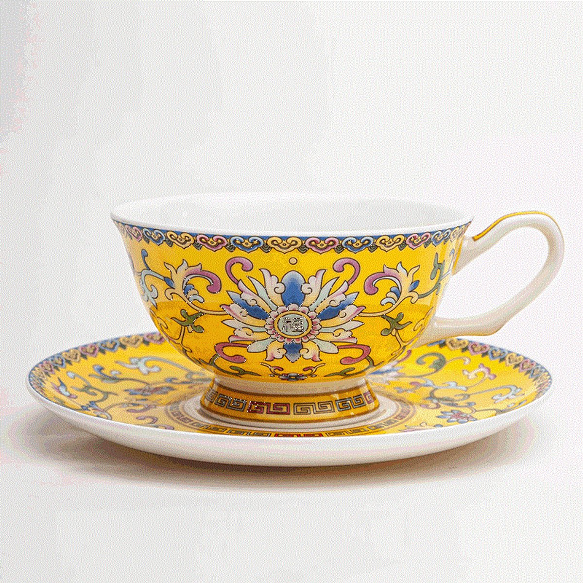 Gele geëmailleerde kopjes en schotels van bone china set