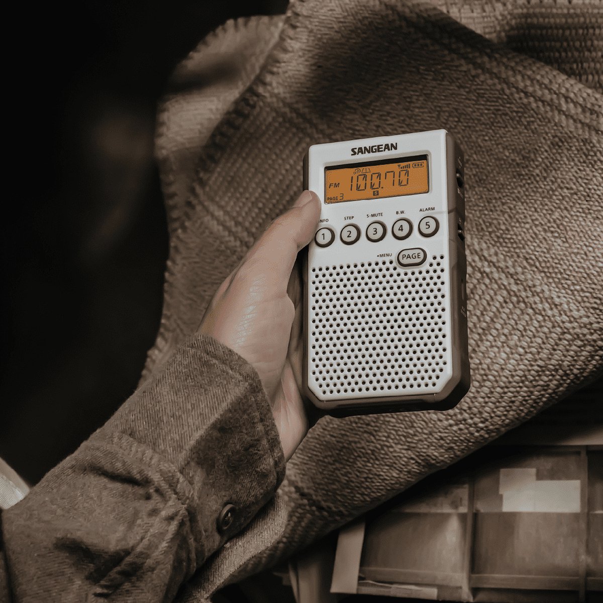 Sangean DT-800 wit zakradio