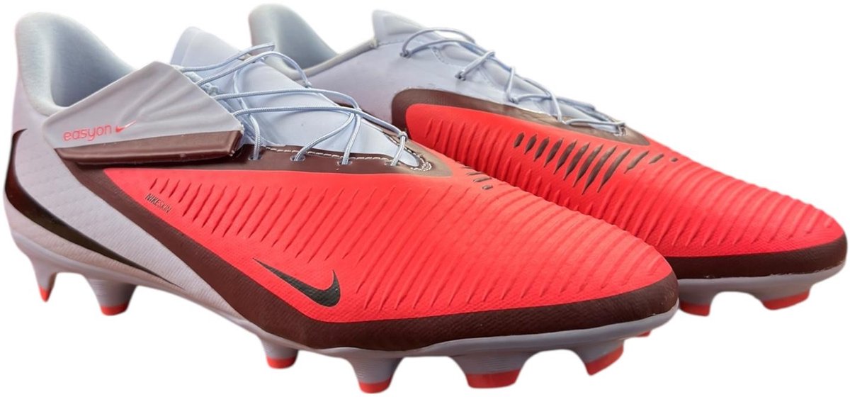 Nike Phantom 6 Low ACD Easyon FG/MG voetbalschoenen in maat 44, met een opvallende rode en grijze kleurstelling.