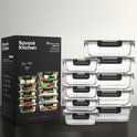 Set van tien glazen Savoré Kitchen vershoudbakjes met grijze deksels, naast een doos met productinformatie en afbeeldingen van gevulde bakjes.