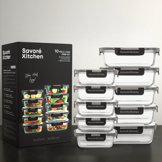 Set van tien glazen Savoré Kitchen vershoudbakjes met grijze deksels, naast een doos met productinformatie en afbeeldingen van gevulde bakjes.