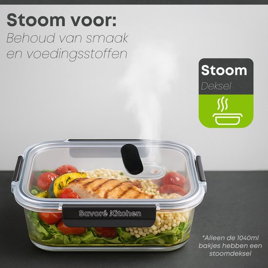 Gevuld Savoré Kitchen glazen bakje met kip, couscous en tomaten; stoom ontsnapt uit het speciale deksel met ventiel.