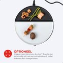 Een gourmetstel met een spiesje van vlees en groenten, een gehaktbal, garnalen, asperges en een stuk zalm.