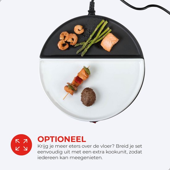 Een gourmetstel met een spiesje van vlees en groenten, een gehaktbal, garnalen, asperges en een stuk zalm.