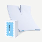 Witte matrastop met een opklapbaar ontwerp. Naast de matrastop staat een witte doos met blauwe wolken en de tekst 'cloudpillo'.