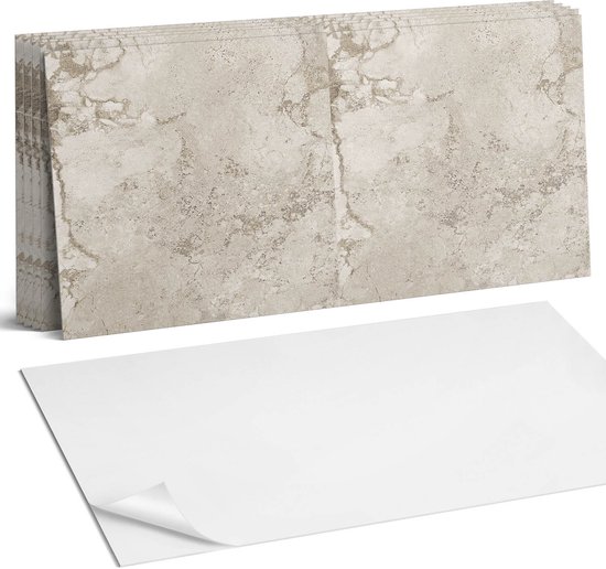 Stapel licht beige natursteen tegels naast een witte, afpelbare zelfklevende mat.