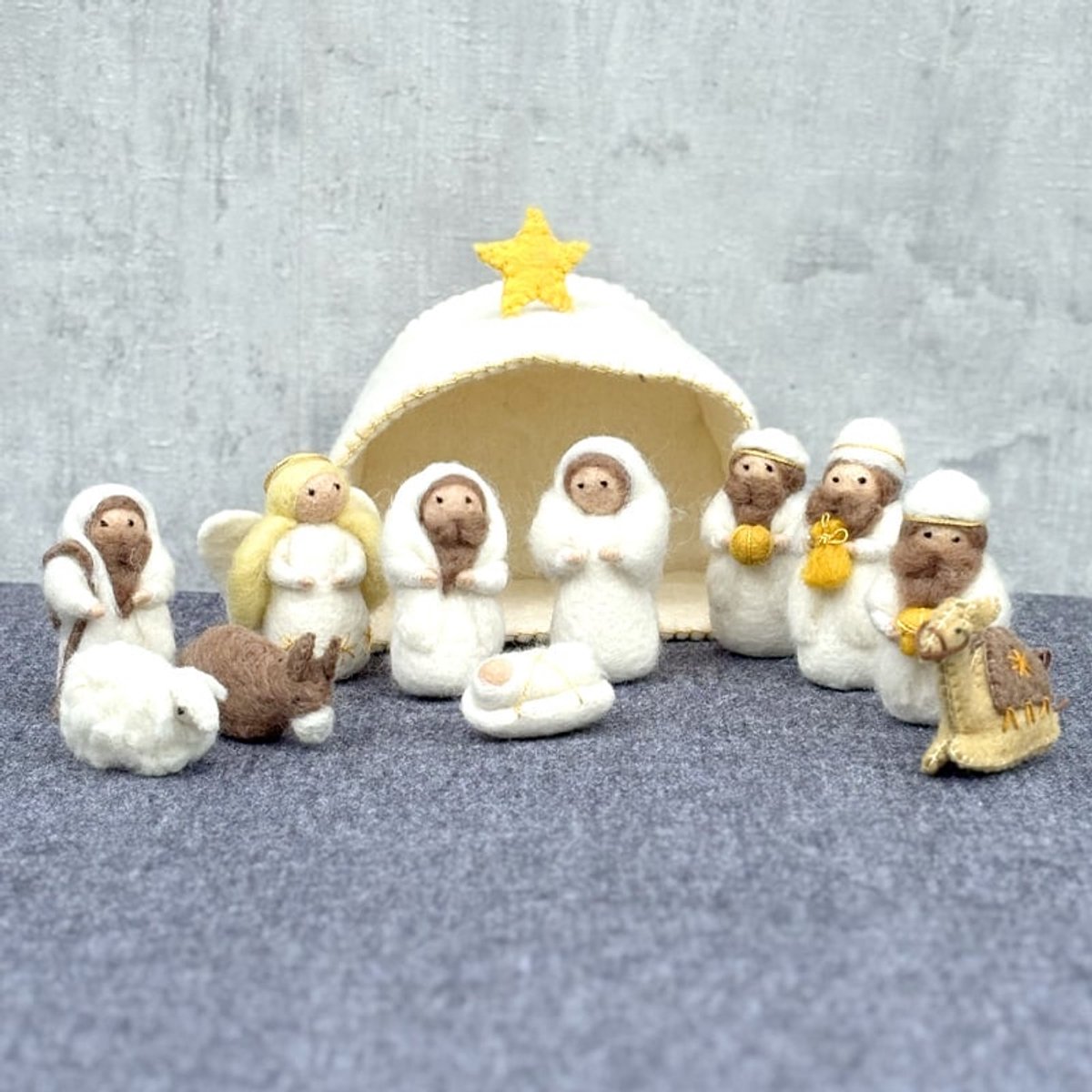 Vilten kerststal 12-delig wit