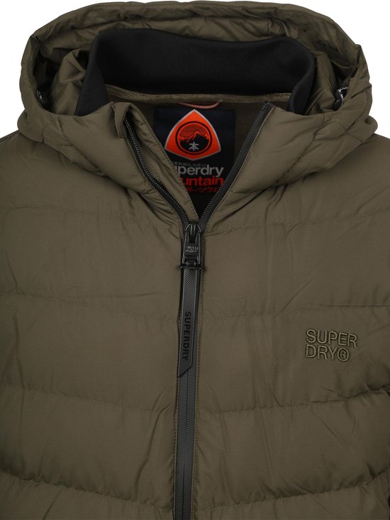 Olijfgroene jas met capuchon, rits, Superdry logo en label.