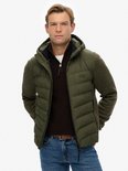 Man in olijfgroene jas met capuchon, gewatteerd voorpand en gebreide mouwen. Onderlaag is een bruine trui.