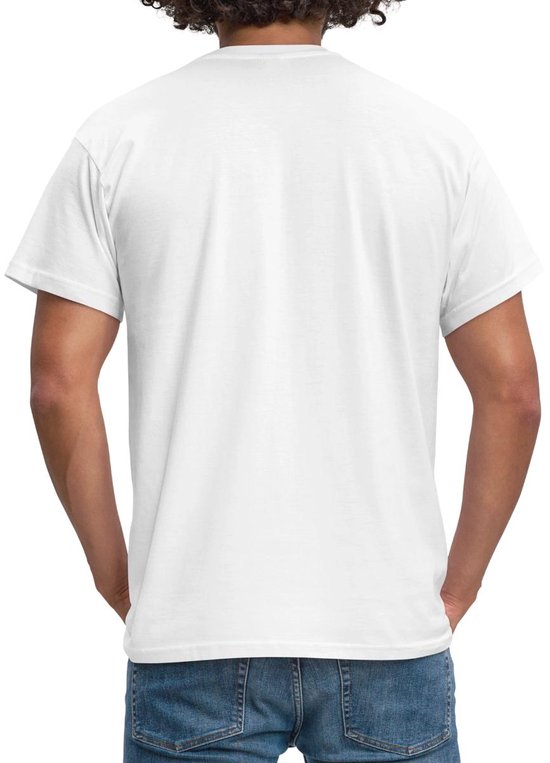 Witte T-shirt, achterkant, gedragen door man met krullend haar.