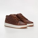 Bruine leren mid-top sneakers met witte zolen en bruine veters. Gestikt leerdetail aan de zijkant.