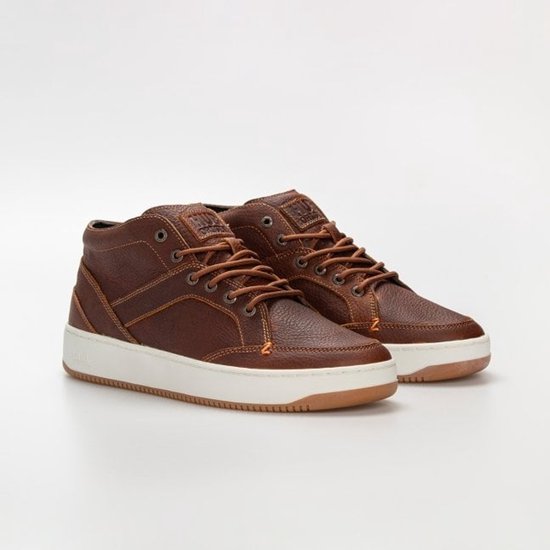 Bruine leren mid-top sneakers met witte zolen en bruine veters. Gestikt leerdetail aan de zijkant.