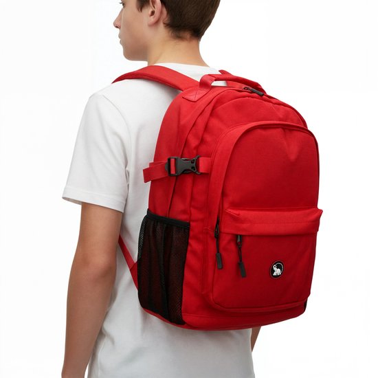 Jongen met een rode rugzak met schuin voorvak, mesh zijvakken en een patch met olifant.