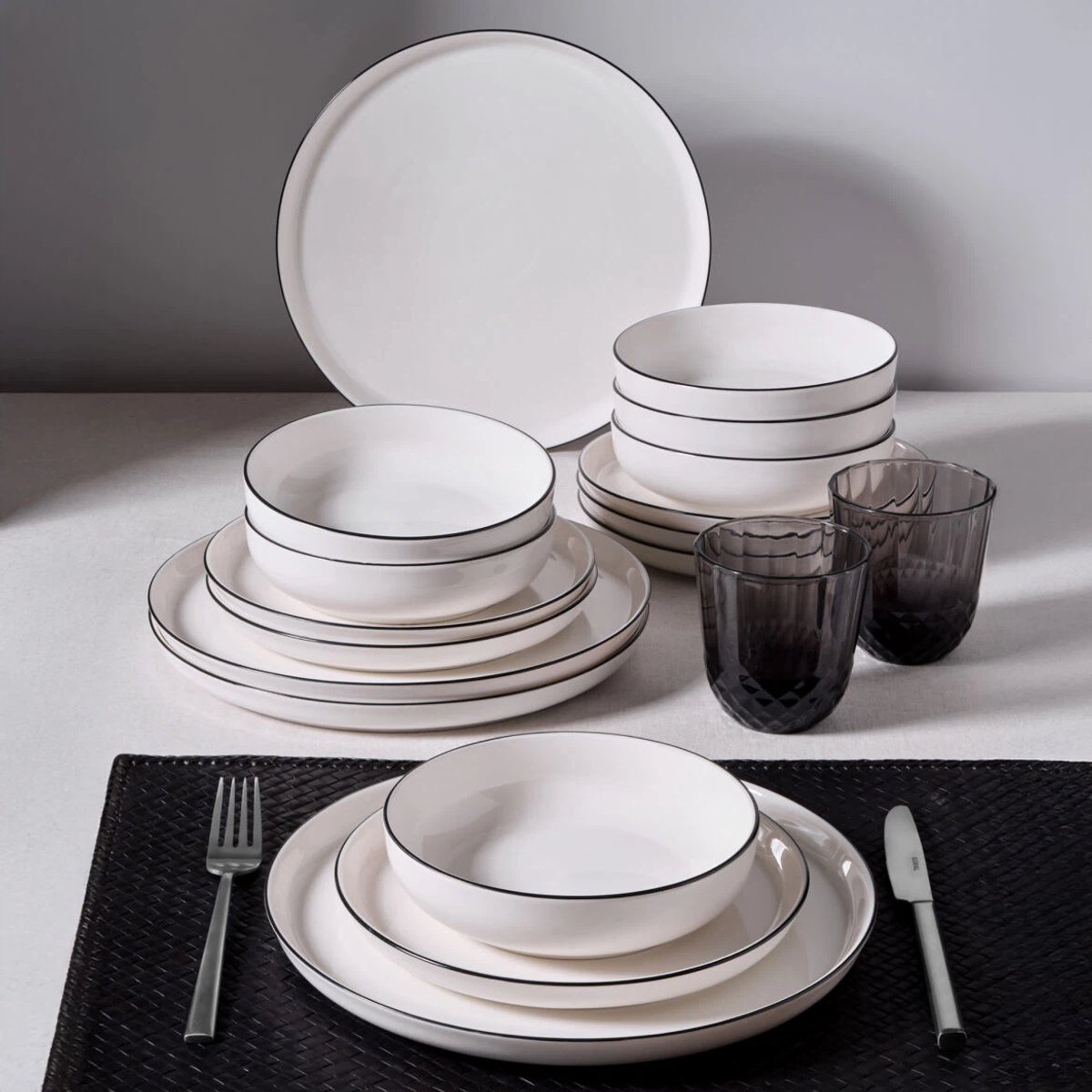 Bilbao Serviesset 4 Persoons – 12-Delig Bone Porselein Servies Set – Crème met Zwarte Rand – Elegant, Modern & Vaatwasserbestendig