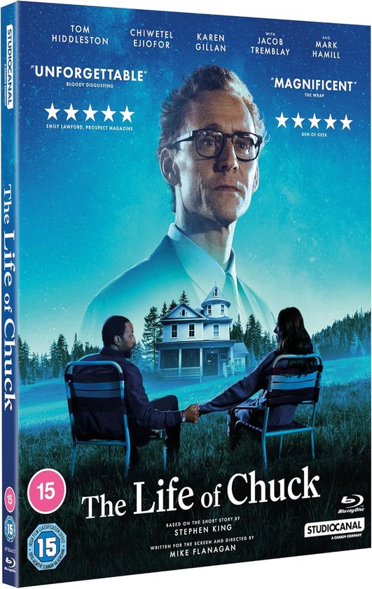 Voorzijde Blu-ray hoes van "The Life of Chuck". Tom Hiddleston draagt een bril en kijkt naar de kijker. Een koppel zit in het gras voor een huis.