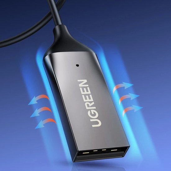 Zilverkleurige Ugreen USB Bluetooth adapter met blauwe gloed.