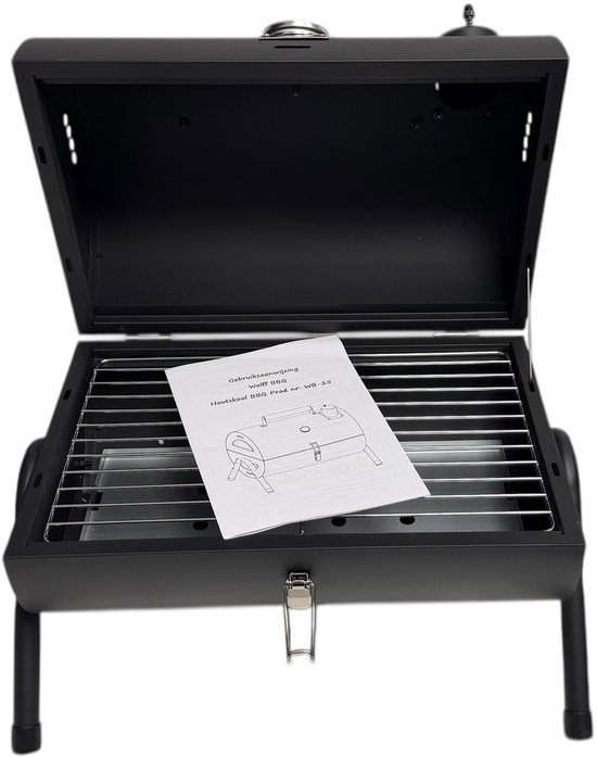 Zwarte draagbare BBQ van Wolff BBQ, opengeklapt met grillrooster en een handleiding, met zwarte pootjes.