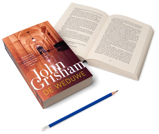 Een geopend boek 'De weduwe' van John Grisham met een blauwe potlood.