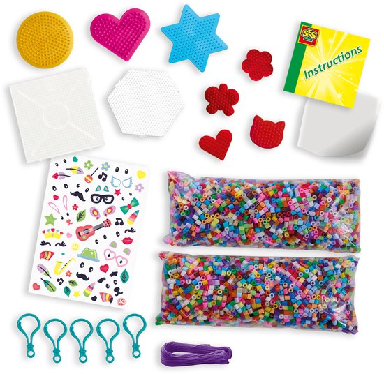 Inhoud van SES Creative strijkkralen set: kralen in zakjes, sjablonen, sleutelhangers, stickers en instructies.