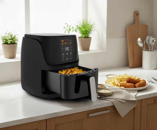 Zwarte Tomado airfryer met digitaal display, inhoud 3L. Naast de airfryer een bord met friet.