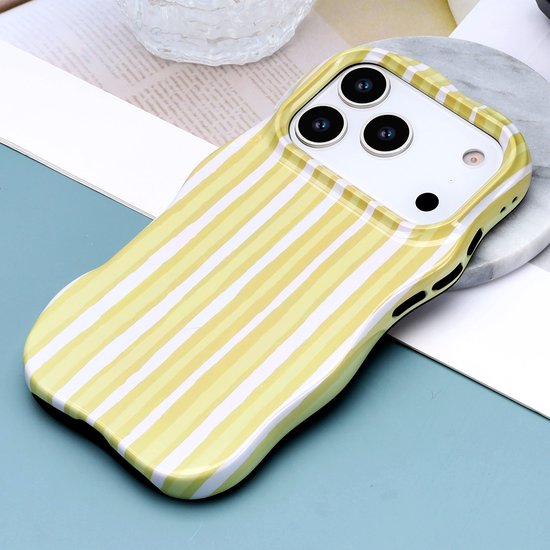 Telefoonhoes met gele en witte verticale strepen, op een iPhone met drie camera's.