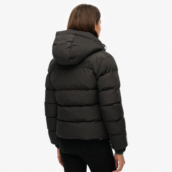 Dames zwarte Superdry pufferjas met capuchon, achterkant zichtbaar.