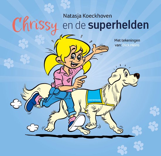 Chrissy met blonde staartjes, in roze shirt en jeans, rent naast een assistentiehond met blauw hesje.
