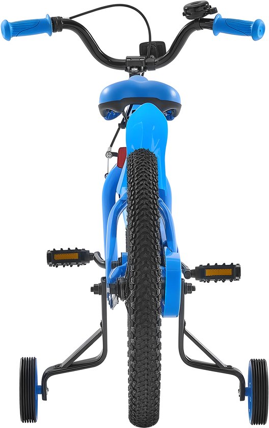 Achterkant van een blauwe kinderfiets met zijwieltjes, dikke banden en een blauw zadel.
