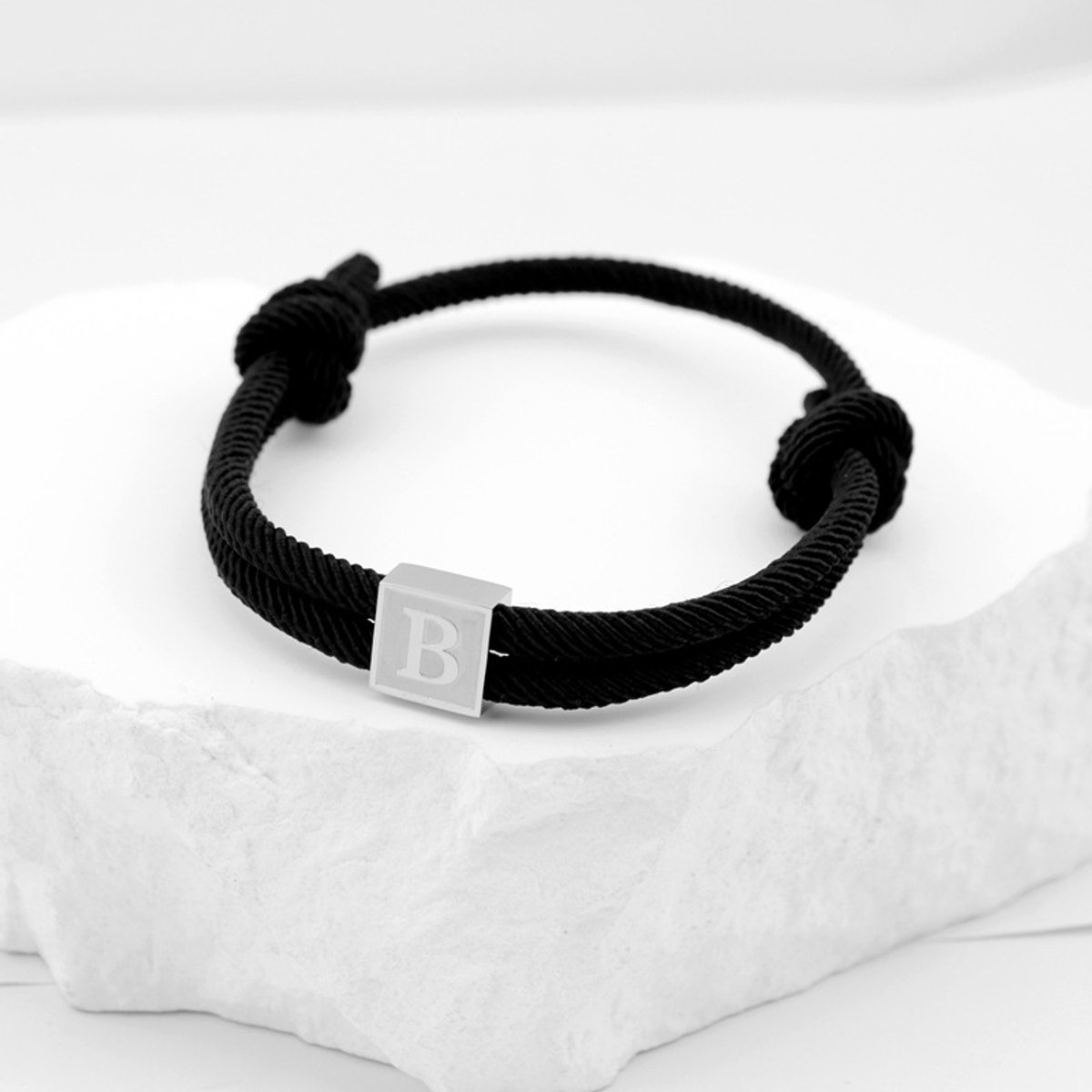 Handgeweven armband met hanger van roestvrij staal, letterarmband, zwarte gevlochten armband, verstelbaar, letter B